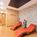 Pretty In With Infrared Sauna Apartment *